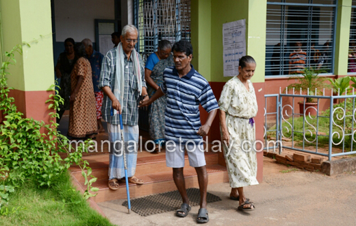 Lok Sabha polling underway in mangalore